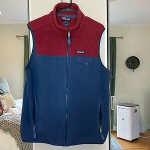 Patagonia synchilla fleece vest. 2 tone front pocket.